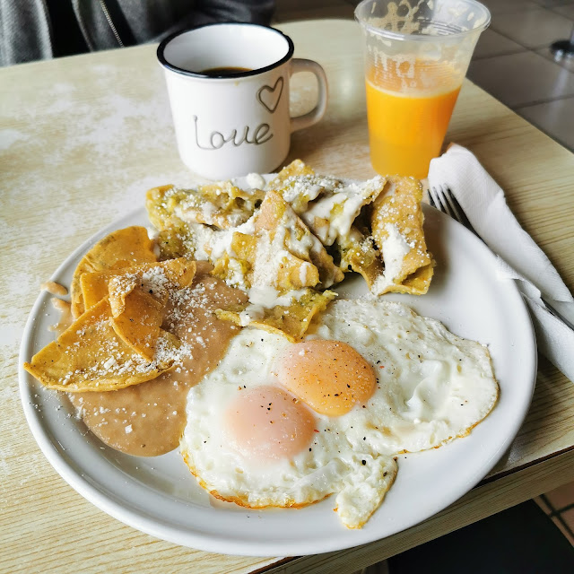Chilaquiles Verdes Con Huevos Estrellados
