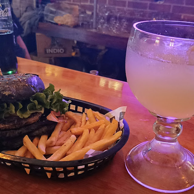 Hamburguesa Aloha Y Limonada Mineral