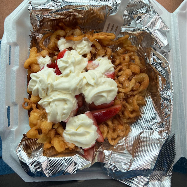 Funnel Cake Con Fresas