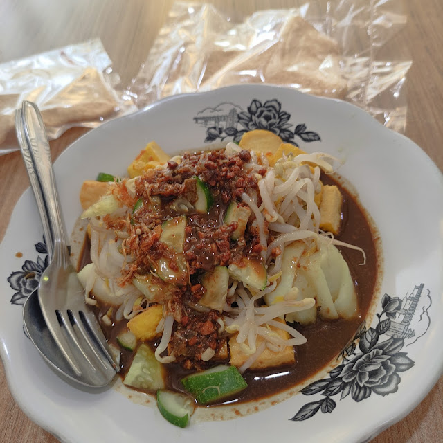 Tahu Petis Lontong
