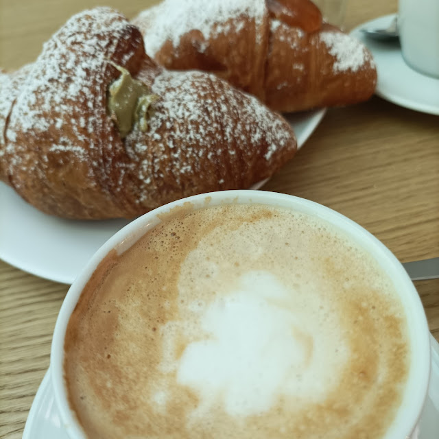 Brioche Crema Pistacchio E Cappuccino