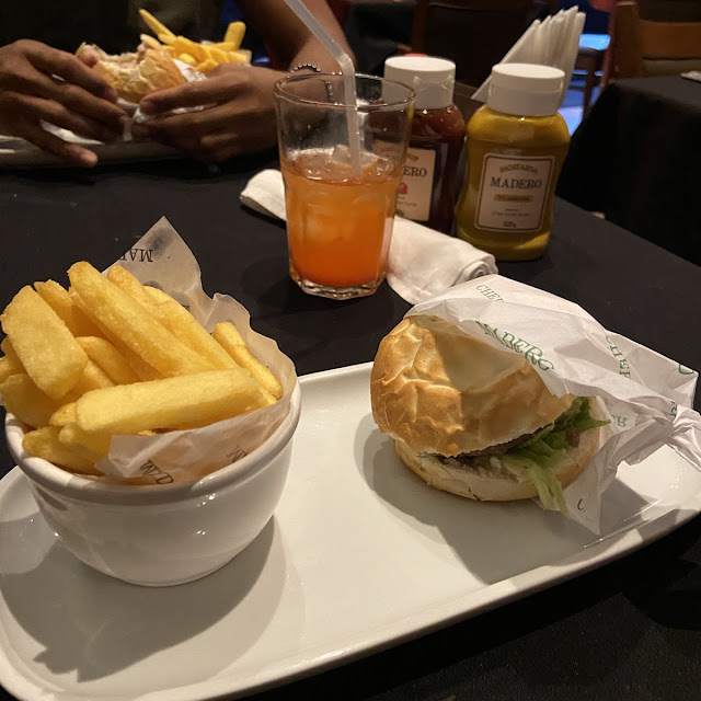 Hambúrguer de Cordeiro Com Fritas