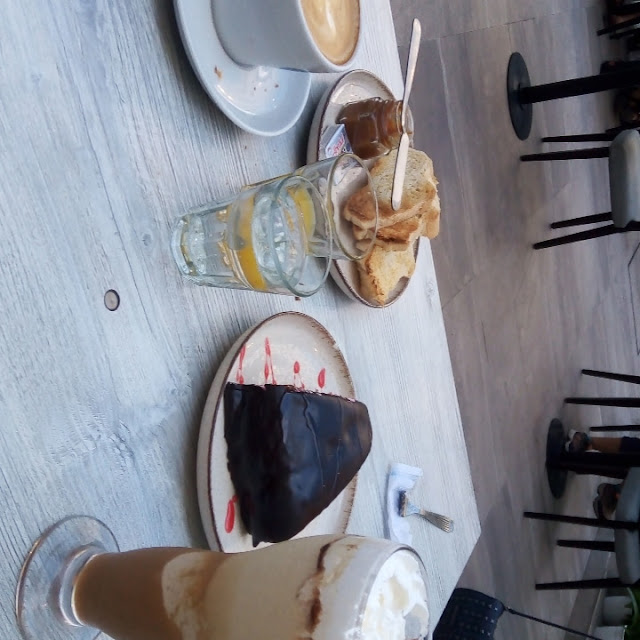 Torta Bombón Merienda de Campo Frapuchhino Jugo de Naranja Y Café