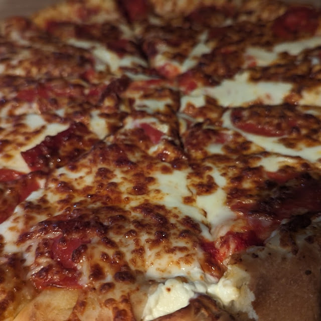 Pizza de Peperoni Con Queso Extra Y Orilla de Queso Philadelphia
