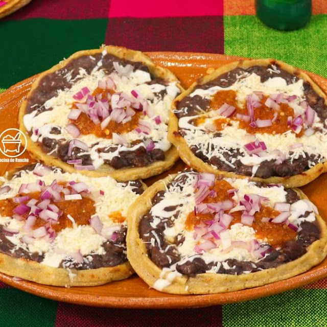 Sopesito Con Frijoles Y Queso