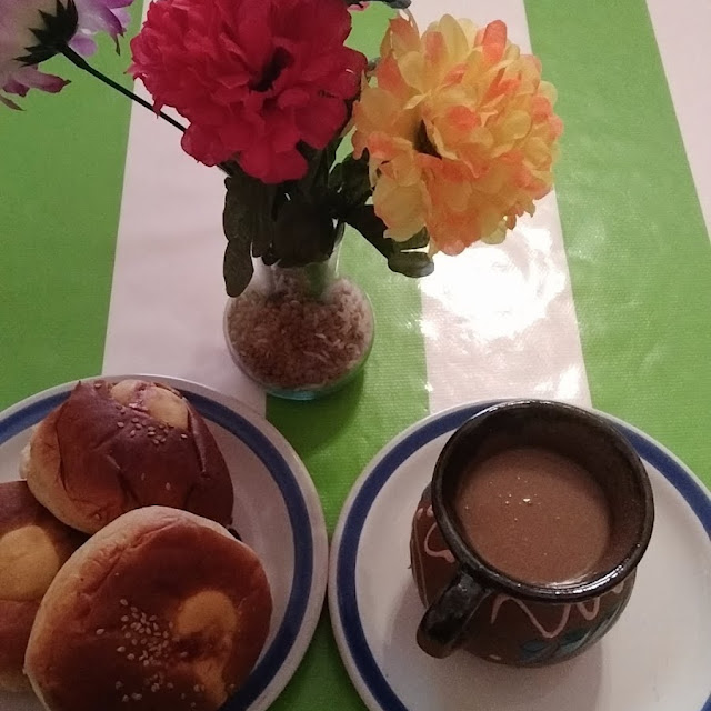 Atole de Chocolate Caliente Con Pan Artesanal