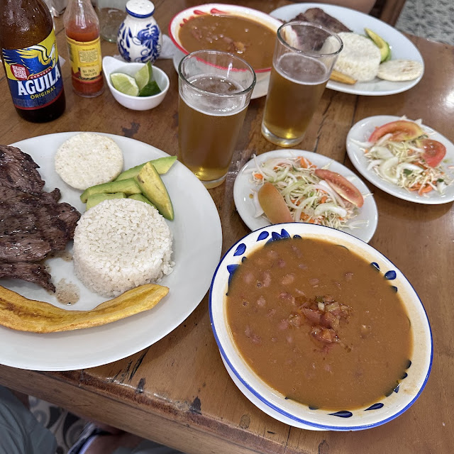 Carne Asada Con Sopa de Frijoles