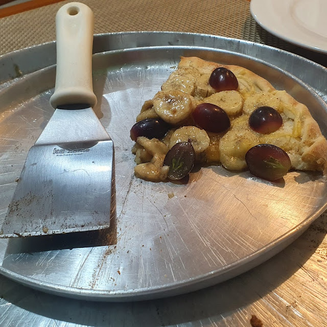 Pizza Doce Vegana de Banana Com Uva