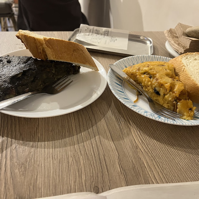 Tortilla de Calamares En Su Tinta Y Tortilla de Oricios