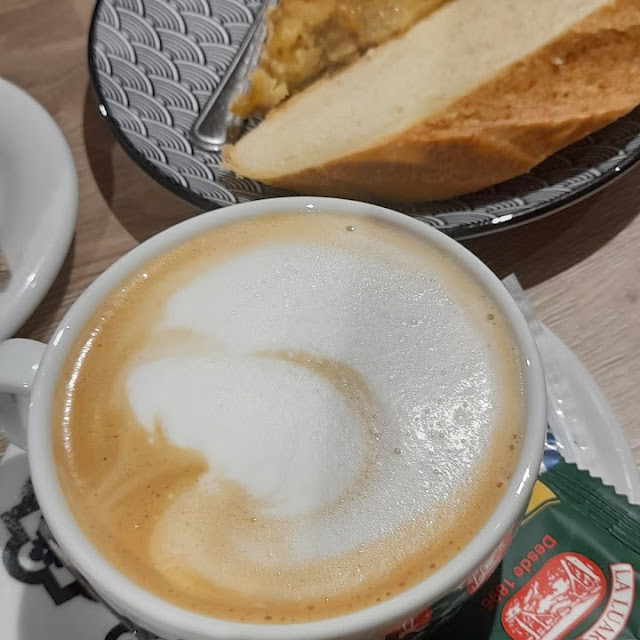 Cafe Con Leche Mediano Y Pincho de Tortilla