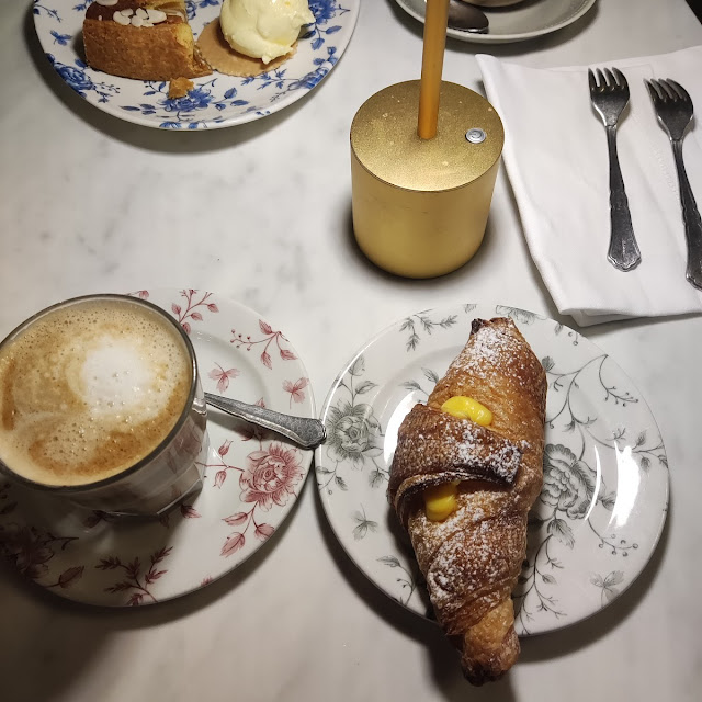 Latte Macchiato E Croissant Alla Crema