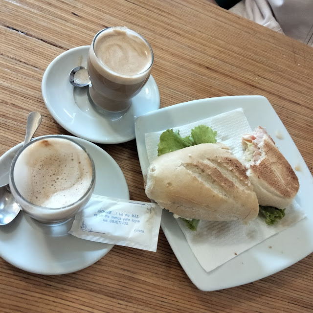 Bocadillo de Pollo A la Plancha Cortado Y Leche Y Leche