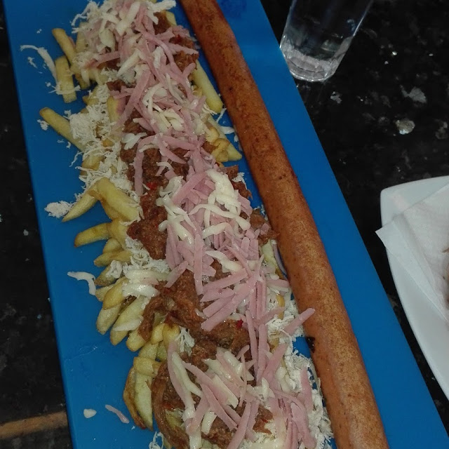Salchicha de Medio Metro Con Carne Mechada Y Papas Locas