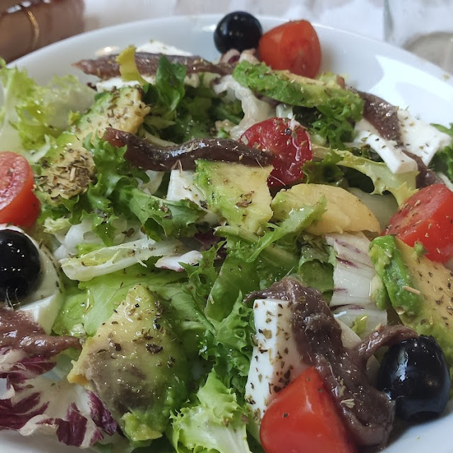 Ensalada Con Aguacate Y Anchoas