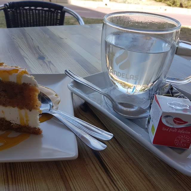 Bizcocho de Zanahoria Y Té de Frutos Rojos