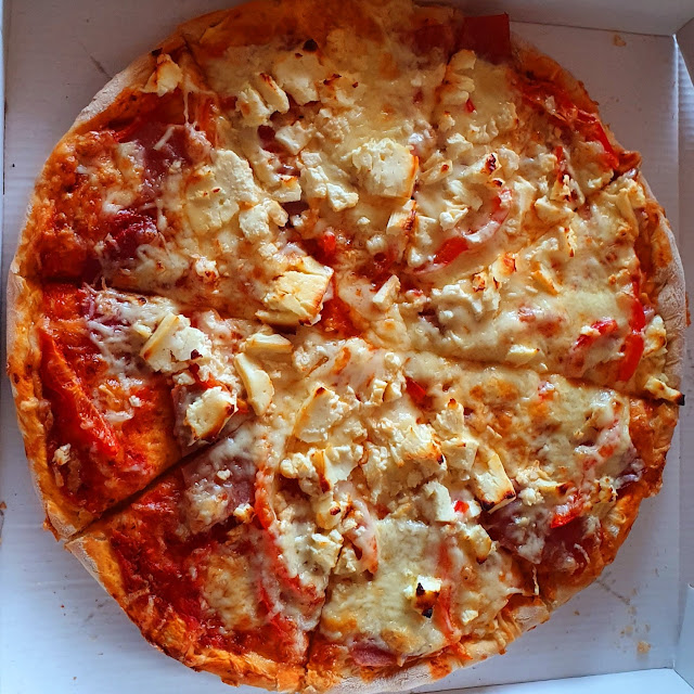 Pizza Salami Schinken Paprika Feta