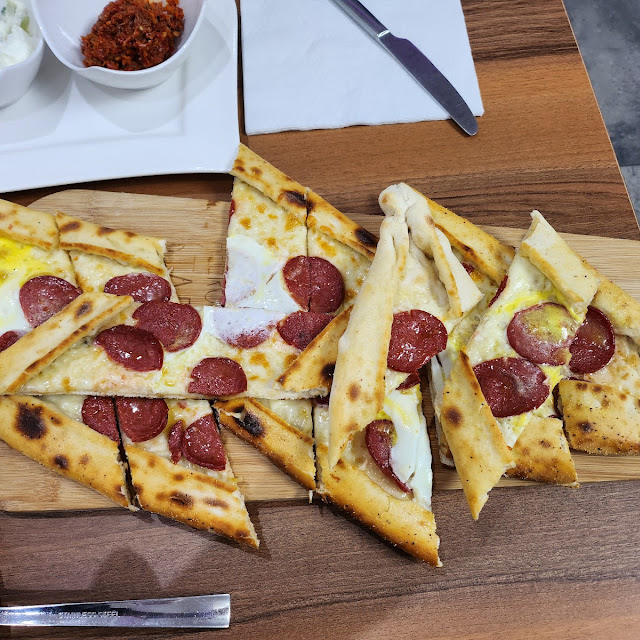 Pide Mit Sucuk Und Ei