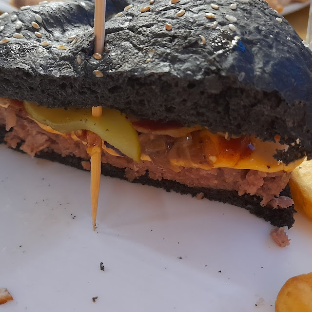 Hamburger Di Angus Con Panino Al Carbone Vegetale