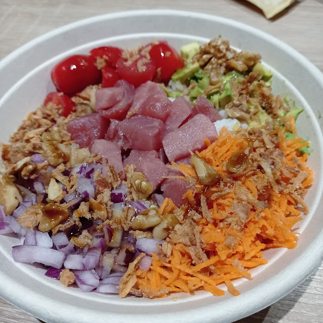 Poke Bowl Thon Riz Quinoa Avocat Oignons Frits Carottes Noix Tomates Sauce Poke Épicée