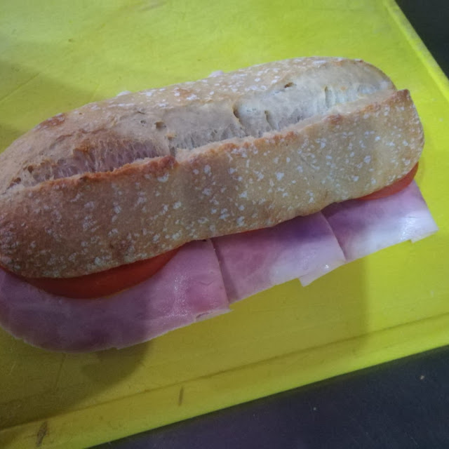 Panino Formaggio E Prosciutto Cotto Maionese Pomodoro