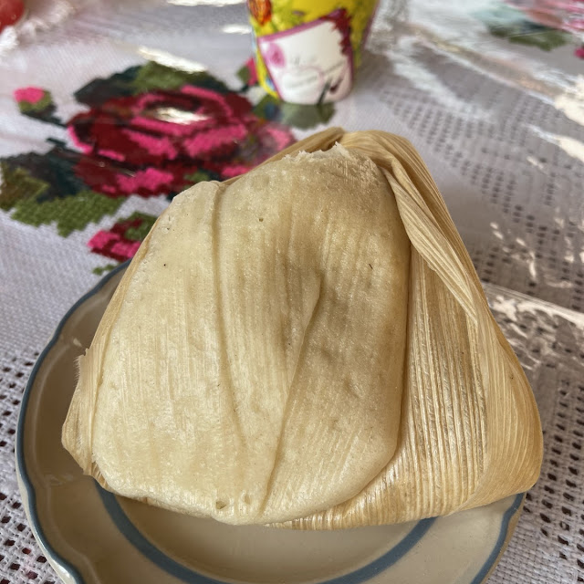 Acatamal O Tamal de Bola Con Atole de Cáscara