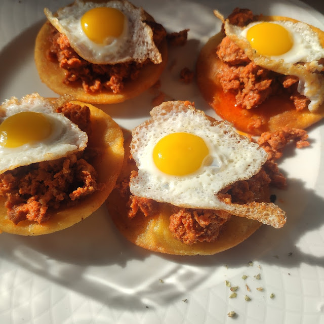 Tortos Con Picadillo Y Huevo de Codorniz