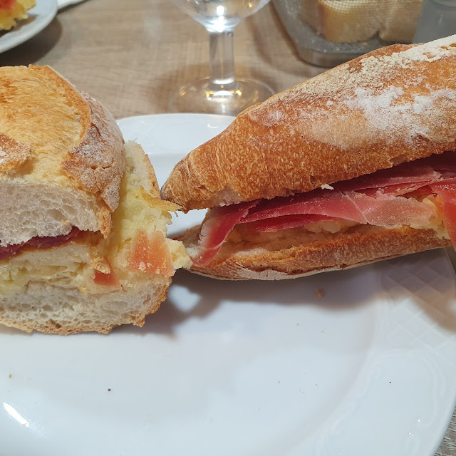 Tortilla de Patatas Con Jamón Habas Y Vino