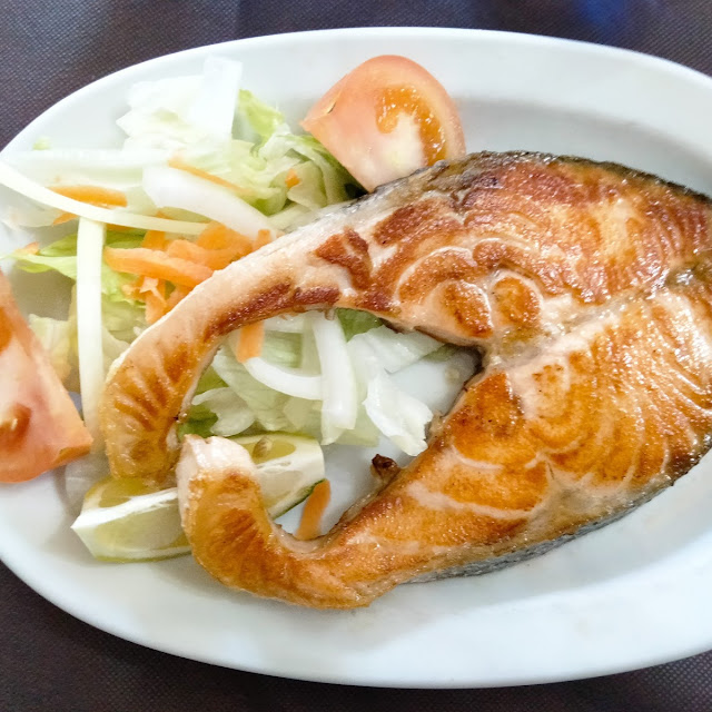 Salmón A la Plancha Con Ensalada