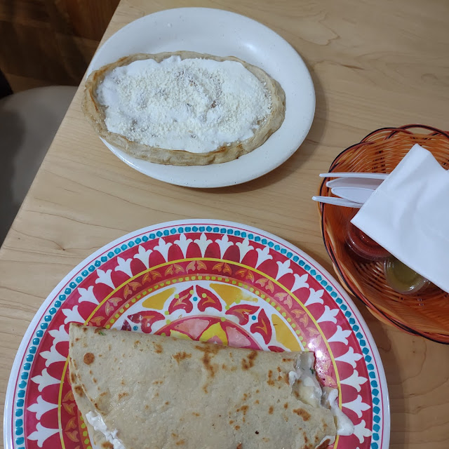 Quesadilla Con Hongos Y Sopes
