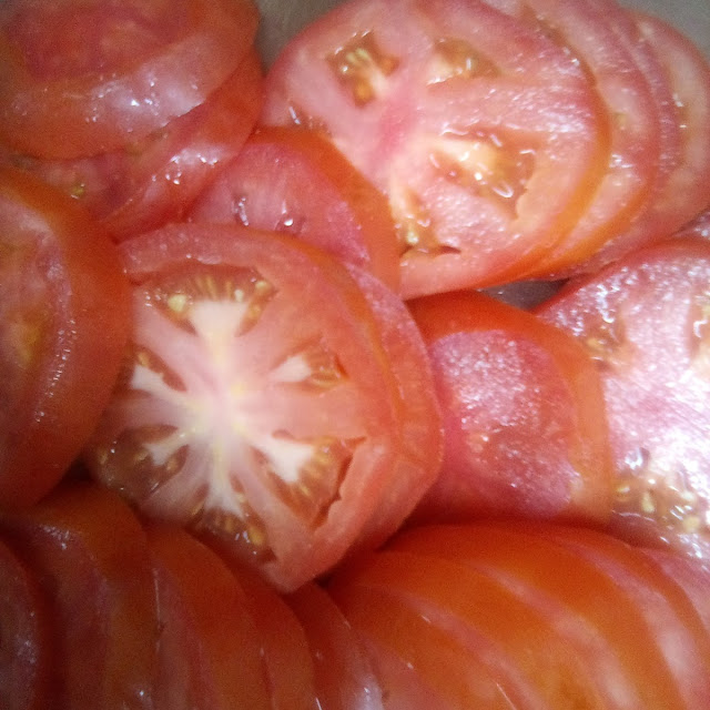 Tomates En Rebanadas Cortados Diariamente Para Usted