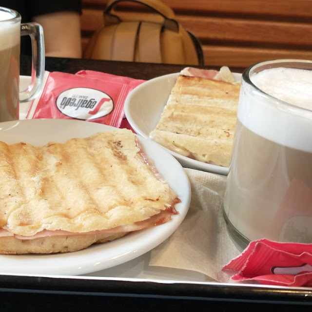 Tostado de Jamón Y Queso Con Capuchino