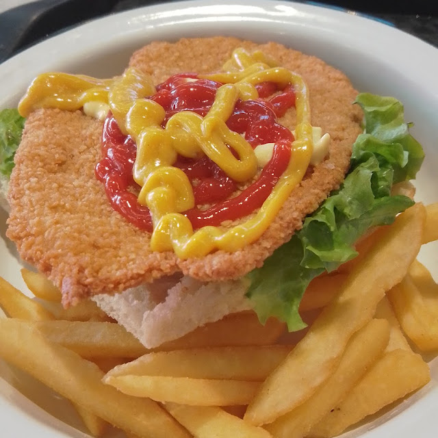 Milanesa de Pollo Con Lechuga Y Tomate