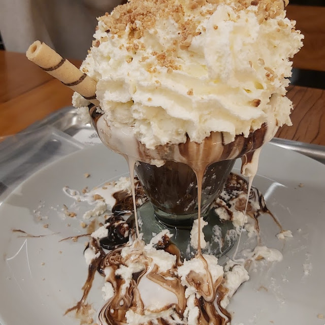 Sundae de Chocolate Creme E Flocos Com Calda de Chocolate E Mashmellow