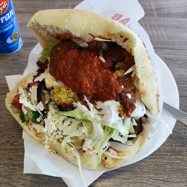 Gemüsedöner Mit Käse Und Scharfer Sauce