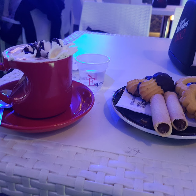 Cioccolata Calda Con Panna E Biscottini