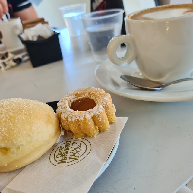 Bombetta Piccola Alla Crema E Biscottino Occhio Di Bue All'albicocca