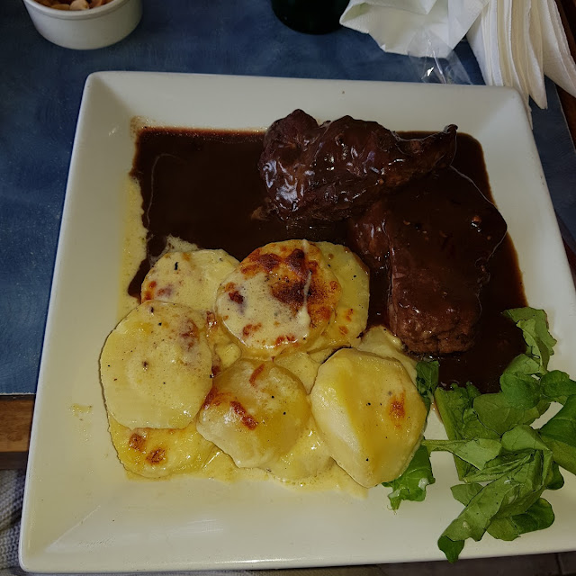 Carne de Ternera Con Papas Y Salsa Blanca
