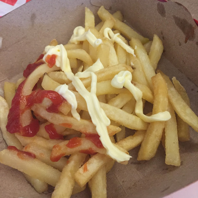 Papas Fritas Con Ketchup Y Mayonesa