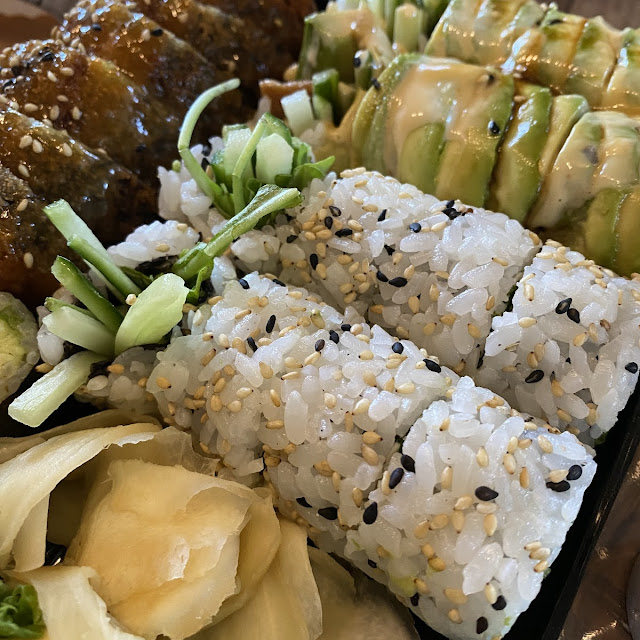 Sushi Vegetarisch Mit Gurke Sesam Mango Und Avocado