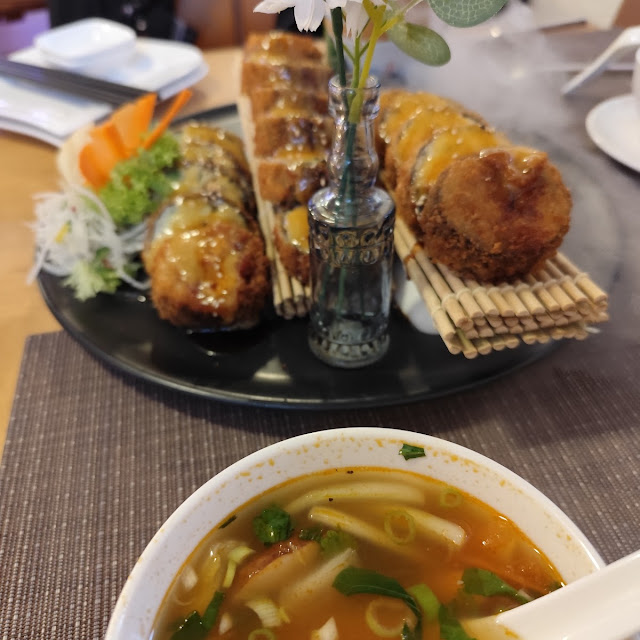 Salmon Und Chicken Crunchy Rolls