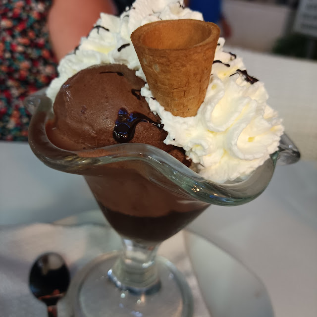 Helado Chocolate Negro Y Galletas