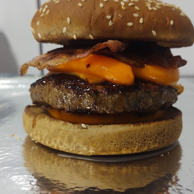 Na Brasa Cheddar E Bacon No Pão Integral