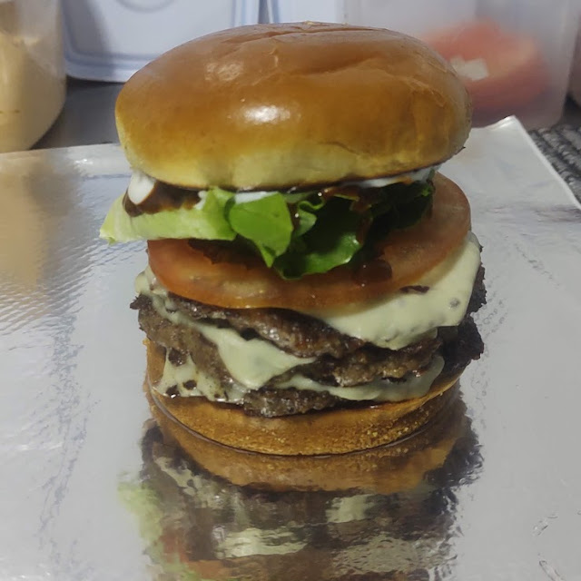 Hamburger Na Brasa Triplo Com Salada
