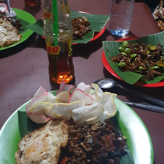 Nasi Gila Stres Telor Ceplok Setengah Matang Gongso Pete Usus Ati Ampela