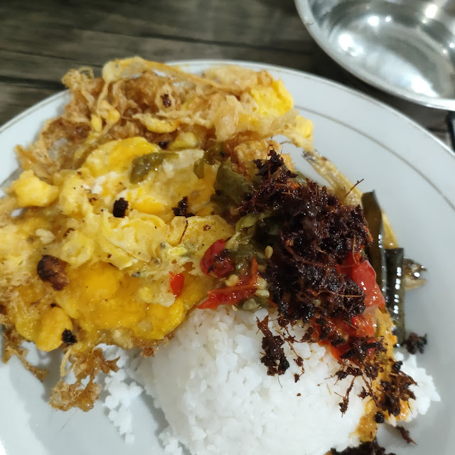 Nasi Campur Telor Mata Sapi