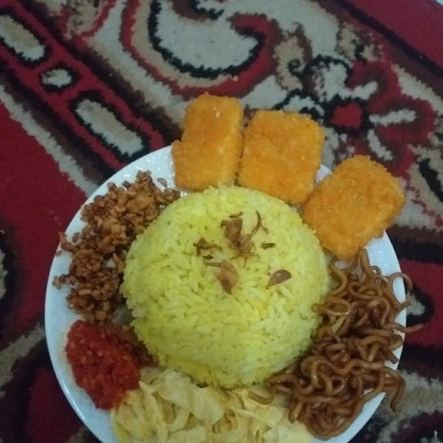 Nasi Kuning Chicken Nugget