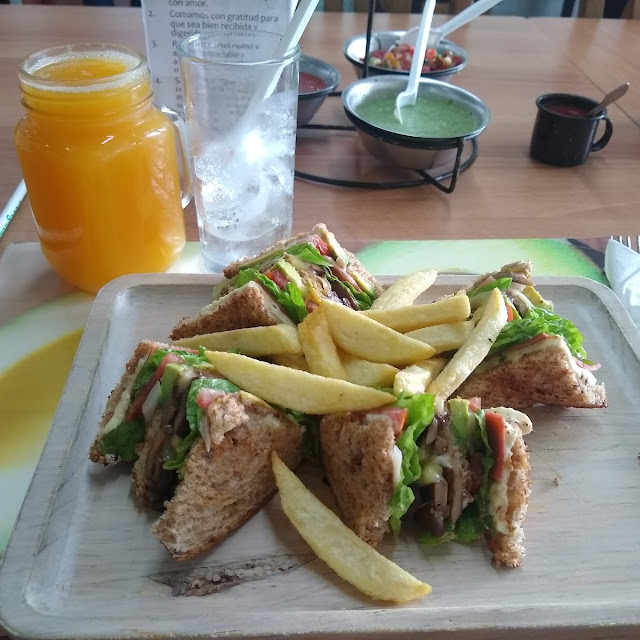Club Sandwich Y Jugo de Naranja