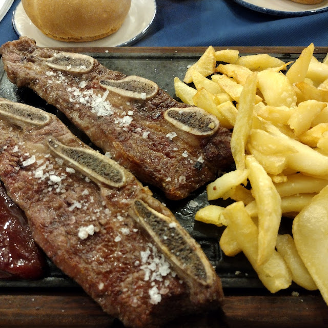 Churrasco Con Patatas En Plato Caliente de Piedra
