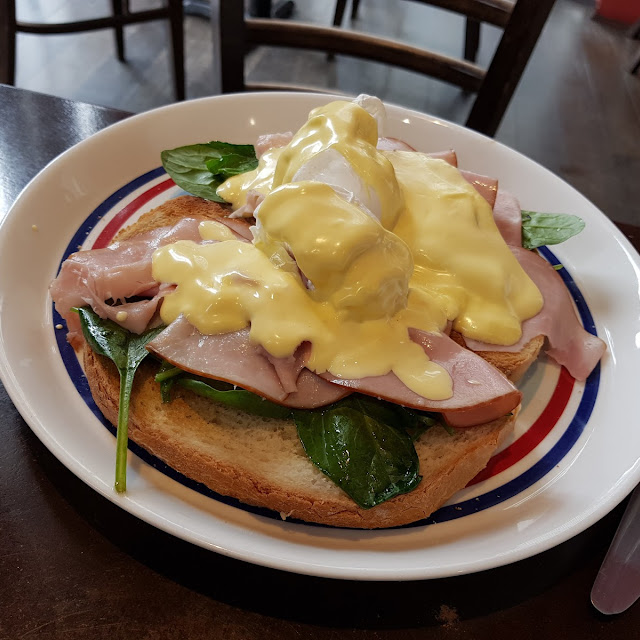 Benedict Eggs with Ham on Toast