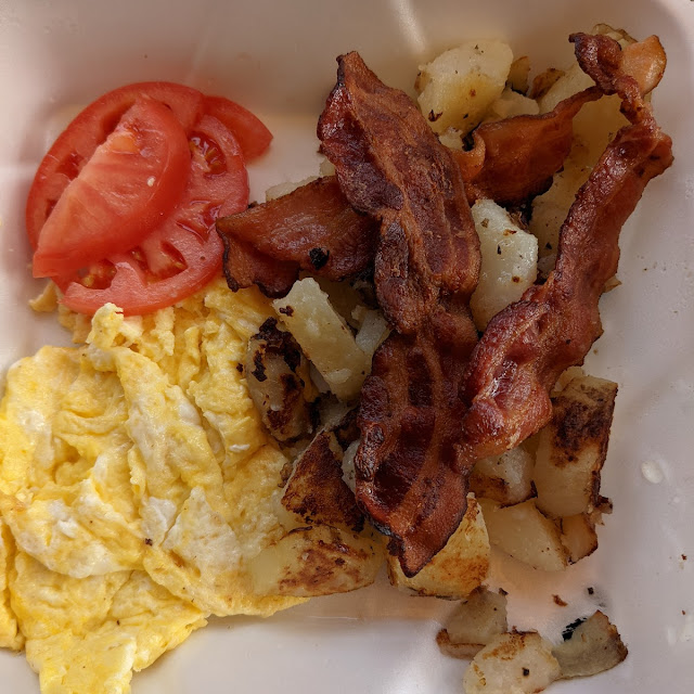 2 Oeuf Bacon Avec Pain Blanc Et Des Tomate